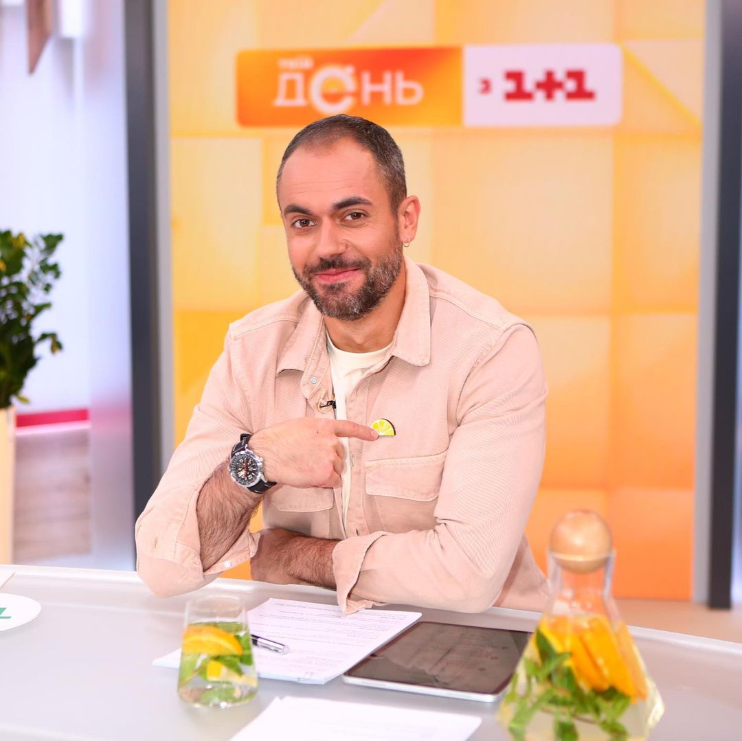 Выпавший зуб, утерянные туфли и химические взрывы: самые громкие казусы с украинскими ведущими в прямом эфире